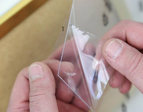 Tuto fólii musíte sejmout před vložením obrázku z vnitřní strany kliprámu a až na konec z jeho přední strany